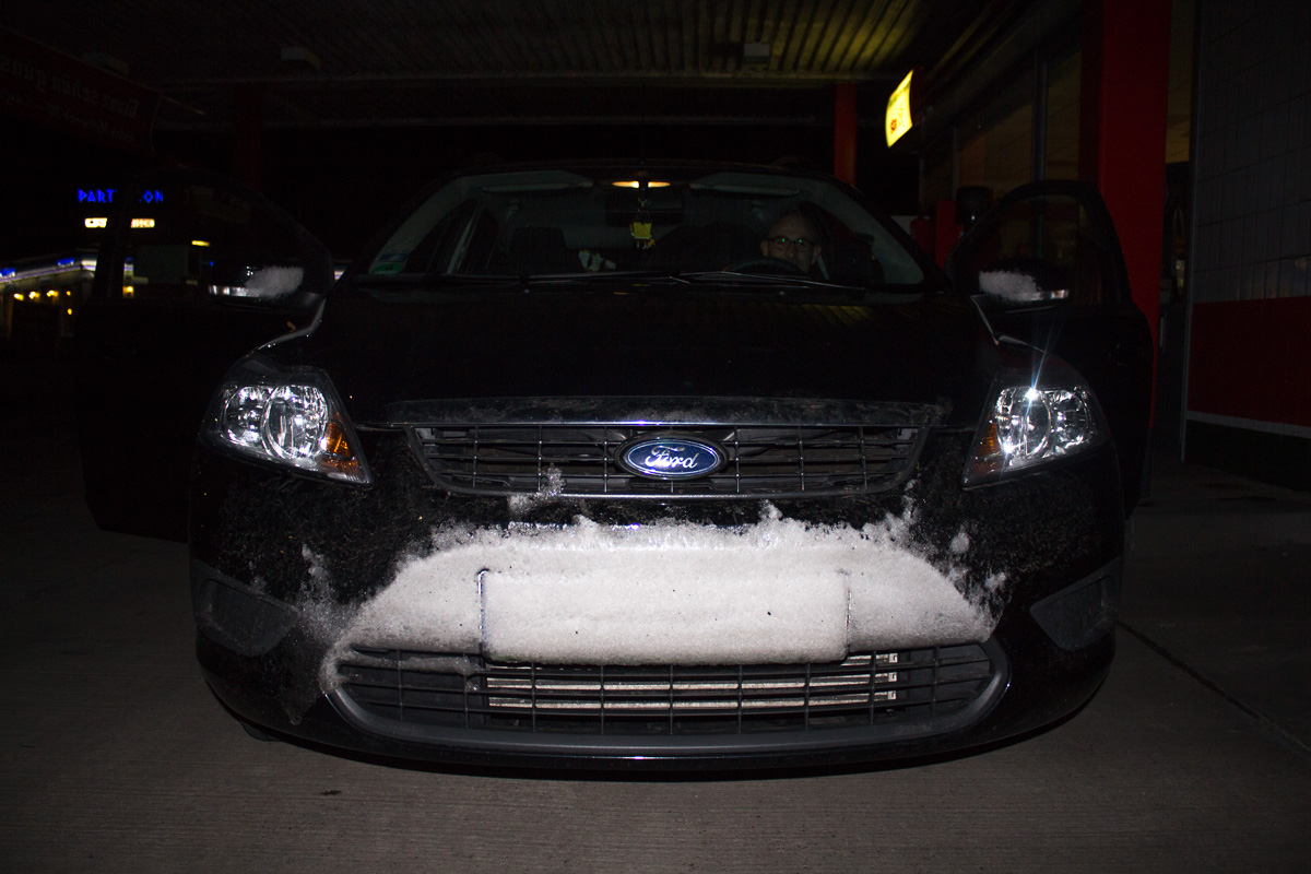 So kann man nicht geblitzt werden :-) Auto mit Schneebedecktem Nummernschild